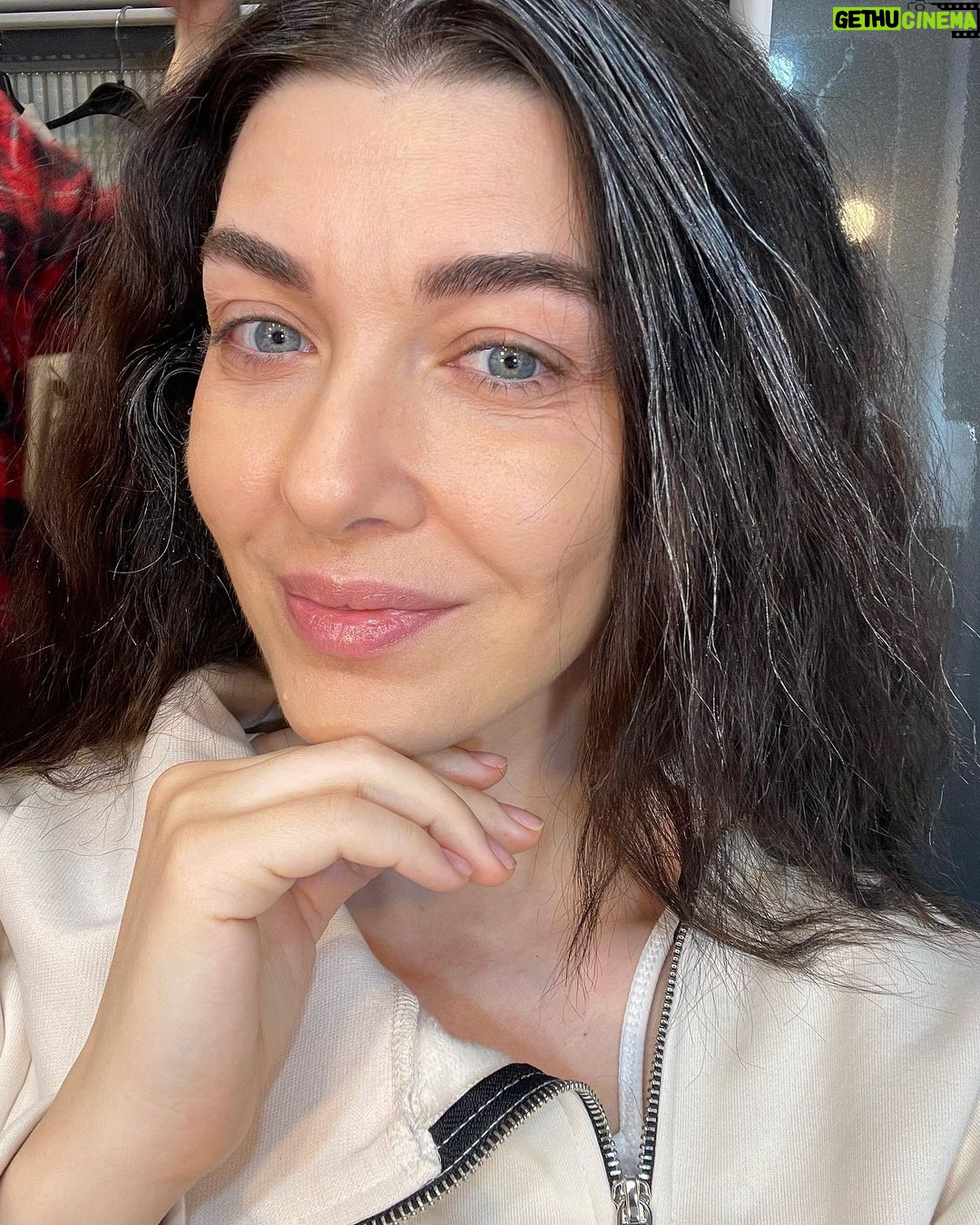 Aslıhan Güner Instagram - Zübeyde..🌹 20’li yaşlarından 60’lı yaşlarına.. 👧🏻👵🏼 Dönüştüğüm ve değiştiğim en değerli kadın.. Hem bana,hem de Türk sinemasına bir armağan oldu.. Gururla ♥️👏🏻 🙏🏻 @zubeydefilmi #backstage