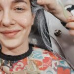Aslıhan Güner Instagram - Zübeyde..🌹 20’li yaşlarından 60’lı yaşlarına.. 👧🏻👵🏼 Dönüştüğüm ve değiştiğim en değerli kadın.. Hem bana,hem de Türk sinemasına bir armağan oldu.. Gururla ♥️👏🏻 🙏🏻 @zubeydefilmi #backstage