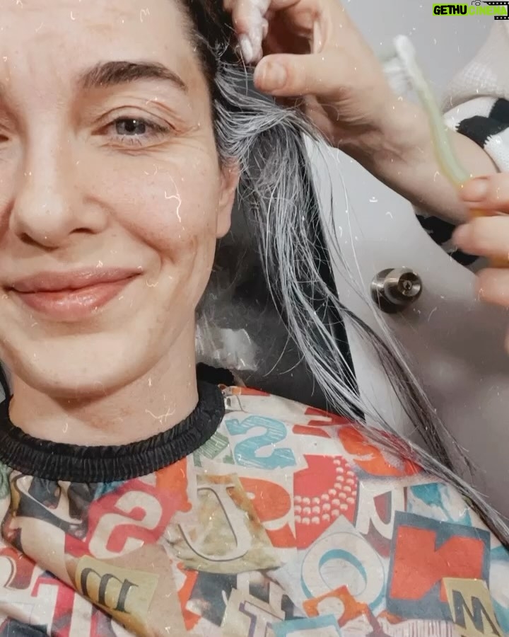 Aslıhan Güner Instagram - Zübeyde..🌹 20’li yaşlarından 60’lı yaşlarına.. 👧🏻👵🏼 Dönüştüğüm ve değiştiğim en değerli kadın.. Hem bana,hem de Türk sinemasına bir armağan oldu.. Gururla ♥️👏🏻 🙏🏻 @zubeydefilmi #backstage