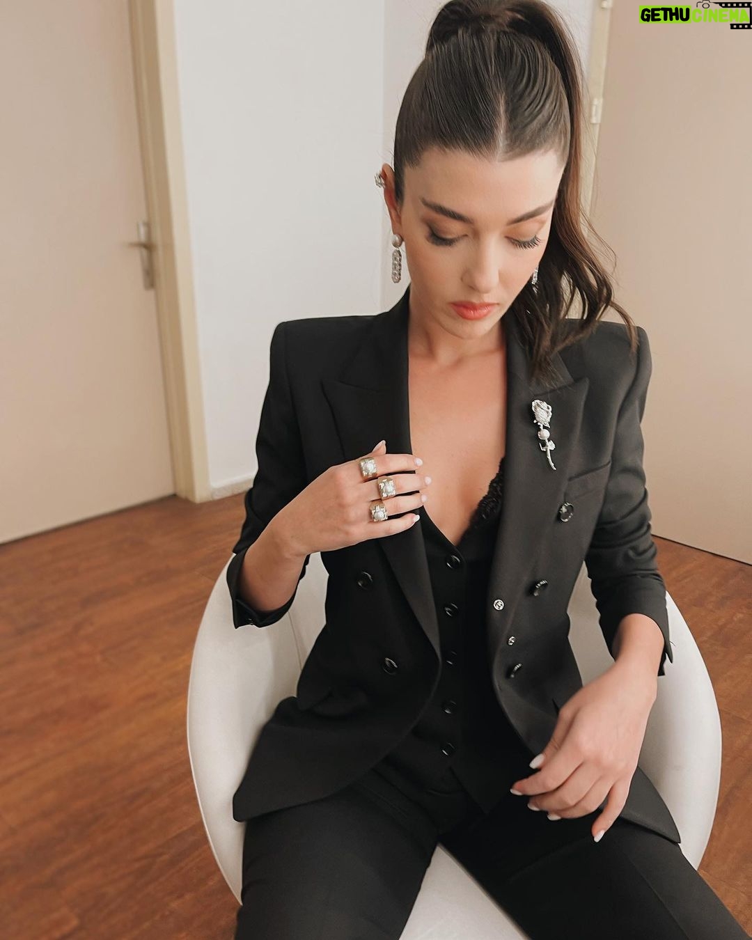 Aslıhan Güner Instagram - Ankara Galası.. 🎩 💫 __________________ Styling-Hair-Makeup @itsardagurdal ♥️💫 Suits @damat_official 🎩 Jewerly @incifer.tr ✨ Shoes @maisonvalentino ✨ Ve @basakyoldan 🤍 Ve @katicoban 🤍 Ankara, Turkey