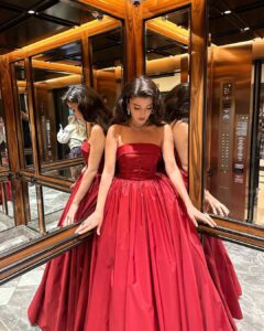 Aslıhan Güner Instagram - Heyecan dolu,büyülü bir geceden.. ♥️✨ İstanbul Galası.. ♥️ __________________ Harika ekibime çok teşekkür ediyorum♥️🙏🏻 Styling @itsardagurdal ✨ Elbise @tuvana_buyukcinar @a46tuvanam Saç @batuhangelisli & @cengizakdumann Makyaj @dilannnsen ♥️ Ayakkabı @maisonvalentino ✨ Mücevherler @terzihan 💎 Otel @conradistanbulbosphorus 💫 Ve @katicoban ✨ Ve @muge_bolat ✨ Conrad Istanbul Bosphorus