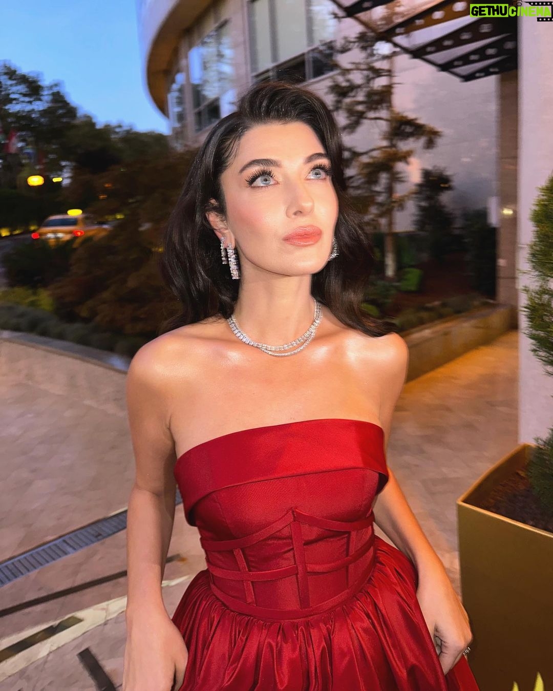 Aslıhan Güner - 556K Likes - Heyecan dolu,büyülü bir geceden.. ♥️✨
İstanbul Galası.. ♥️
__________________
Harika ekibime çok teşekkür ediyorum♥️🙏🏻
Styling @itsardagurdal ✨
Elbise @tuvana_buyukcinar @a46tuvanam
Saç @batuhangelisli & @cengizakdumann
Makyaj @dilannnsen ♥️
Ayakkabı @maisonvalentino ✨
Mücevherler @terzihan 💎
Otel @conradistanbulbosphorus 💫
Ve @katicoban ✨
Ve @muge_bolat ✨
