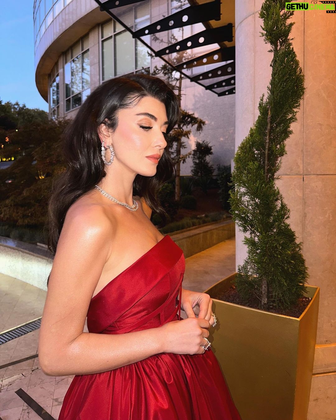 Aslıhan Güner - 556K Likes - Heyecan dolu,büyülü bir geceden.. ♥️✨
İstanbul Galası.. ♥️
__________________
Harika ekibime çok teşekkür ediyorum♥️🙏🏻
Styling @itsardagurdal ✨
Elbise @tuvana_buyukcinar @a46tuvanam
Saç @batuhangelisli & @cengizakdumann
Makyaj @dilannnsen ♥️
Ayakkabı @maisonvalentino ✨
Mücevherler @terzihan 💎
Otel @conradistanbulbosphorus 💫
Ve @katicoban ✨
Ve @muge_bolat ✨