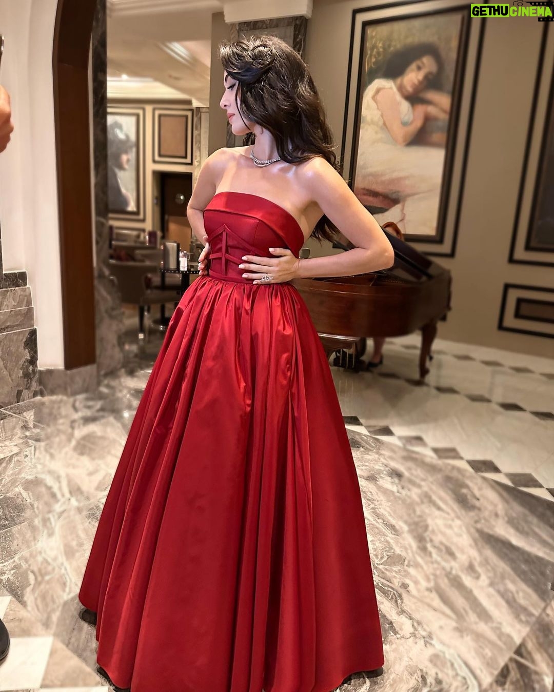 Aslıhan Güner - 556K Likes - Heyecan dolu,büyülü bir geceden.. ♥️✨
İstanbul Galası.. ♥️
__________________
Harika ekibime çok teşekkür ediyorum♥️🙏🏻
Styling @itsardagurdal ✨
Elbise @tuvana_buyukcinar @a46tuvanam
Saç @batuhangelisli & @cengizakdumann
Makyaj @dilannnsen ♥️
Ayakkabı @maisonvalentino ✨
Mücevherler @terzihan 💎
Otel @conradistanbulbosphorus 💫
Ve @katicoban ✨
Ve @muge_bolat ✨