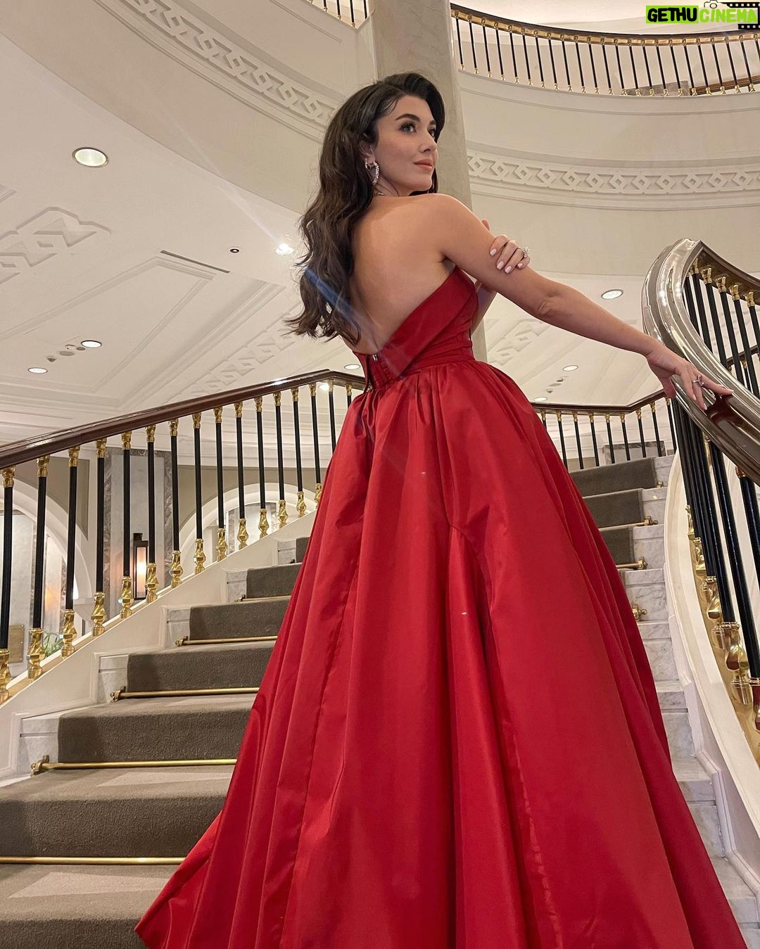 Aslıhan Güner - 556K Likes - Heyecan dolu,büyülü bir geceden.. ♥️✨
İstanbul Galası.. ♥️
__________________
Harika ekibime çok teşekkür ediyorum♥️🙏🏻
Styling @itsardagurdal ✨
Elbise @tuvana_buyukcinar @a46tuvanam
Saç @batuhangelisli & @cengizakdumann
Makyaj @dilannnsen ♥️
Ayakkabı @maisonvalentino ✨
Mücevherler @terzihan 💎
Otel @conradistanbulbosphorus 💫
Ve @katicoban ✨
Ve @muge_bolat ✨