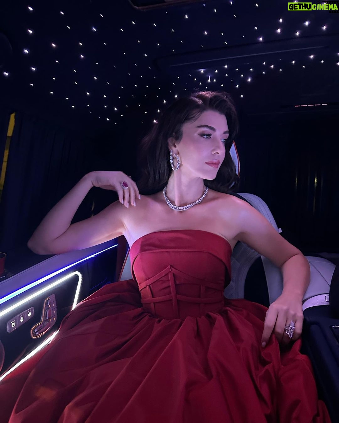 Aslıhan Güner - 556K Likes - Heyecan dolu,büyülü bir geceden.. ♥️✨
İstanbul Galası.. ♥️
__________________
Harika ekibime çok teşekkür ediyorum♥️🙏🏻
Styling @itsardagurdal ✨
Elbise @tuvana_buyukcinar @a46tuvanam
Saç @batuhangelisli & @cengizakdumann
Makyaj @dilannnsen ♥️
Ayakkabı @maisonvalentino ✨
Mücevherler @terzihan 💎
Otel @conradistanbulbosphorus 💫
Ve @katicoban ✨
Ve @muge_bolat ✨