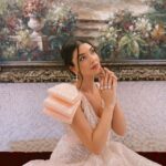 Aslıhan Güner Instagram - Birazda dün gece.. 💫 İzmir Galamız.. 🌸 ________________ Styling @itsardagurdal ✨ Dress @tuvana_buyukcinar ✨ @a46tuvanam ✨ Jewelry @limonettejewelry ✨ Shoes @manc ✨ Hair @mertdayiogluofficial @dincertasdemirr Make up @mertdayiogluofficial ✨ İzmir, Turkey