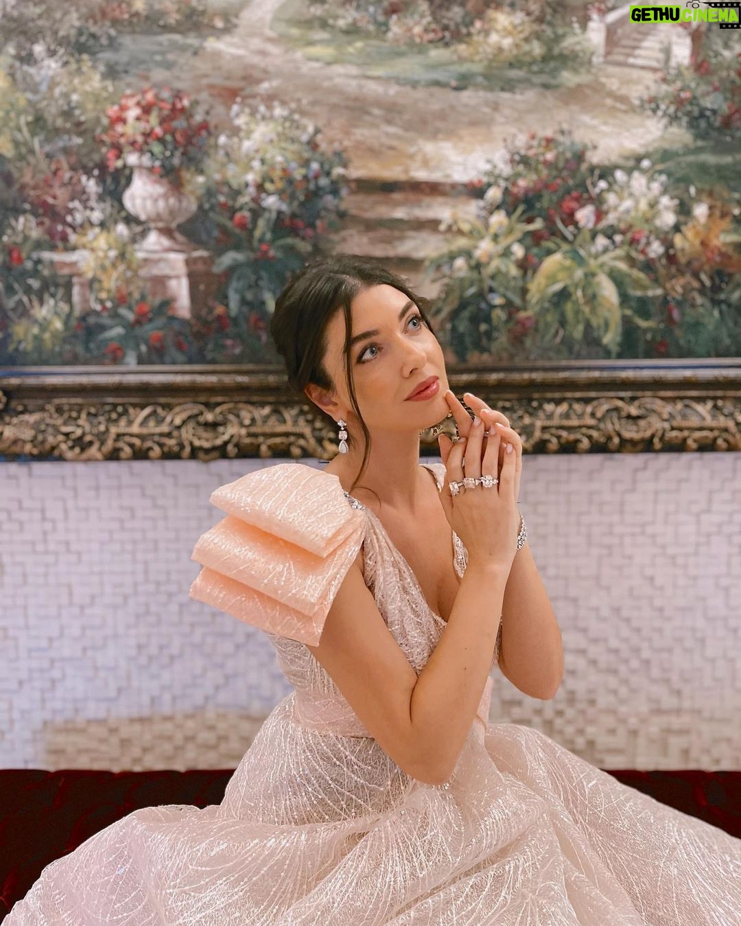Aslıhan Güner - 336.2K Likes - Birazda dün gece.. 💫
İzmir Galamız.. 🌸
________________
Styling @itsardagurdal ✨
Dress @tuvana_buyukcinar ✨ @a46tuvanam ✨
Jewelry @limonettejewelry ✨
Shoes @manc ✨
Hair @mertdayiogluofficial @dincertasdemirr
Make up @mertdayiogluofficial ✨