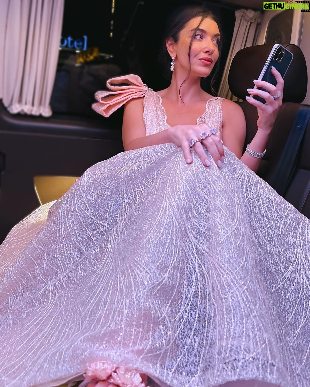 Aslıhan Güner - 336.2K Likes - Birazda dün gece.. 💫
İzmir Galamız.. 🌸
________________
Styling @itsardagurdal ✨
Dress @tuvana_buyukcinar ✨ @a46tuvanam ✨
Jewelry @limonettejewelry ✨
Shoes @manc ✨
Hair @mertdayiogluofficial @dincertasdemirr
Make up @mertdayiogluofficial ✨