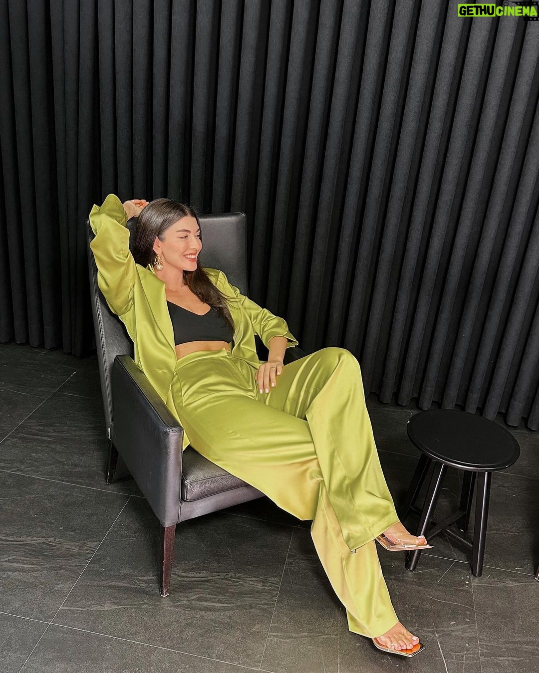 Aslıhan Güner - 293.1K Likes - Bu hafta nasıl mıydı? 💥🌪️🎬
___________________
Styling @itsardagurdal ✨
Make up @serhatsenn ✨
Hair @cengizakdumann & @batuhangelisli ✨
Suits&dress @gigiiscom ✨
Accesories @incifer.tr ✨