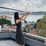 Aslıhan Güner Instagram - Bu hafta nasıl mıydı? 💥🌪️🎬 ___________________ Styling @itsardagurdal ✨ Make up @serhatsenn ✨ Hair @cengizakdumann & @batuhangelisli ✨ Suits&dress @gigiiscom ✨ Accesories @incifer.tr ✨