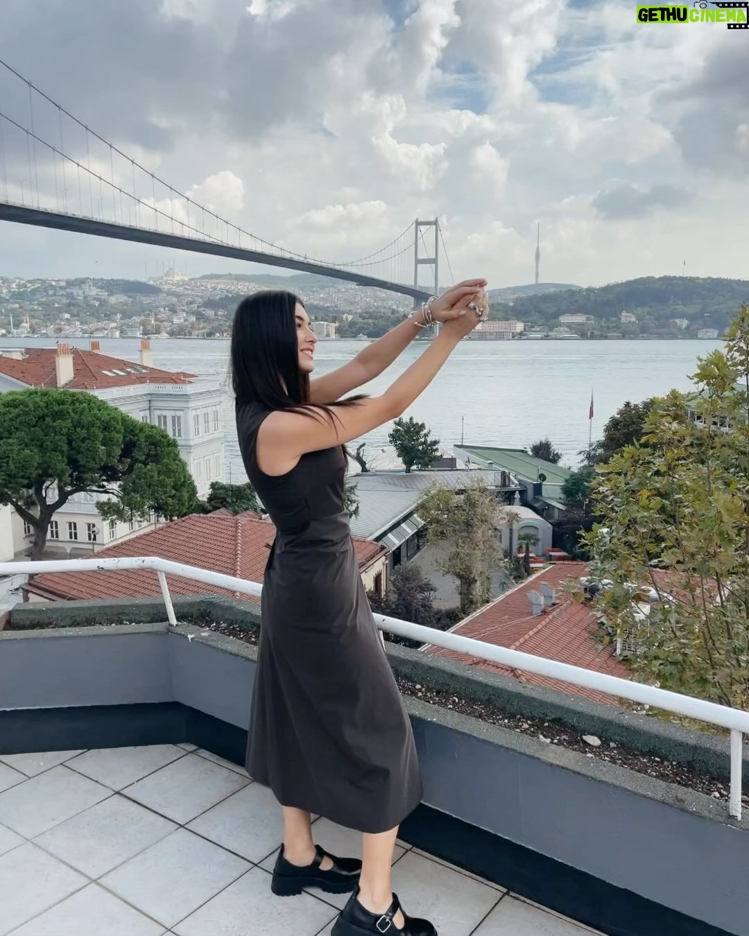 Aslıhan Güner - 293.1K Likes - Bu hafta nasıl mıydı? 💥🌪️🎬
___________________
Styling @itsardagurdal ✨
Make up @serhatsenn ✨
Hair @cengizakdumann & @batuhangelisli ✨
Suits&dress @gigiiscom ✨
Accesories @incifer.tr ✨