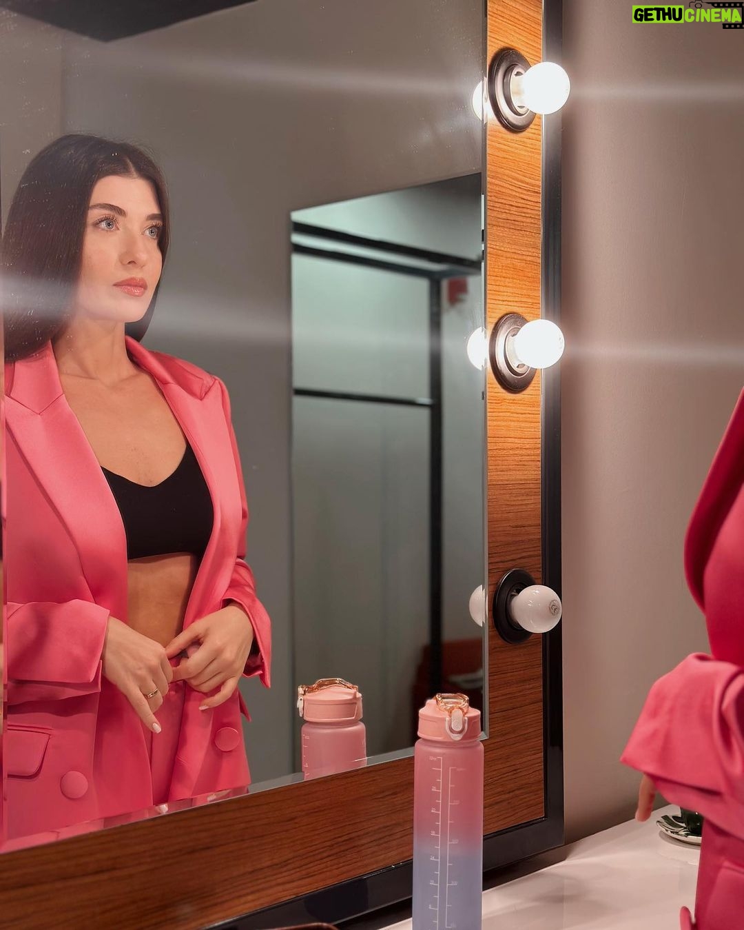 Aslıhan Güner - 293.1K Likes - Bu hafta nasıl mıydı? 💥🌪️🎬
___________________
Styling @itsardagurdal ✨
Make up @serhatsenn ✨
Hair @cengizakdumann & @batuhangelisli ✨
Suits&dress @gigiiscom ✨
Accesories @incifer.tr ✨