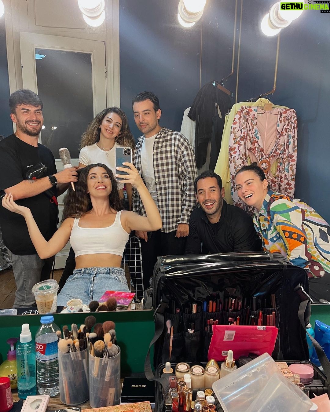 Aslıhan Güner - 293.1K Likes - Bu hafta nasıl mıydı? 💥🌪️🎬
___________________
Styling @itsardagurdal ✨
Make up @serhatsenn ✨
Hair @cengizakdumann & @batuhangelisli ✨
Suits&dress @gigiiscom ✨
Accesories @incifer.tr ✨