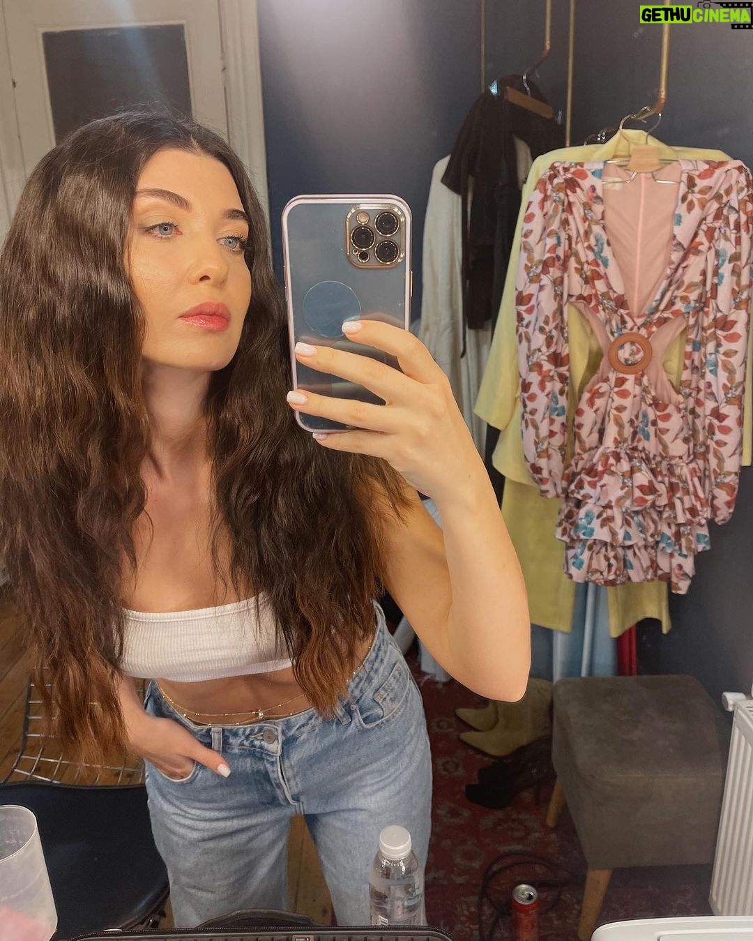 Aslıhan Güner Instagram - Bu hafta nasıl mıydı? 💥🌪️🎬 ___________________ Styling @itsardagurdal ✨ Make up @serhatsenn ✨ Hair @cengizakdumann & @batuhangelisli ✨ Suits&dress @gigiiscom ✨ Accesories @incifer.tr ✨