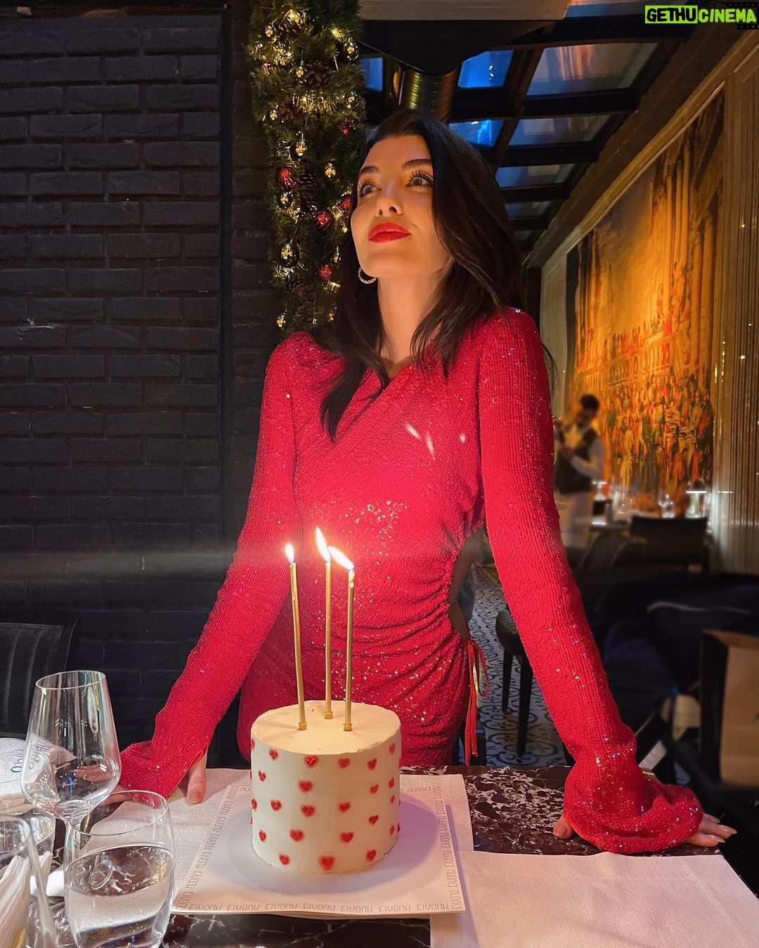 Aslıhan Güner Instagram - Çok teşekkür ediyorum.. Tüm kalbimle.. Her şey için 🙏🏻♥️✨ 17.12✨ #iyiki