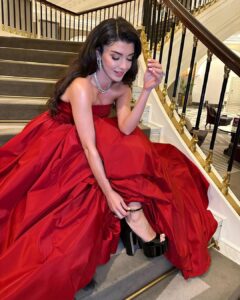 Aslıhan Güner Instagram - Heyecan dolu,büyülü bir geceden.. ♥️✨ İstanbul Galası.. ♥️ __________________ Harika ekibime çok teşekkür ediyorum♥️🙏🏻 Styling @itsardagurdal ✨ Elbise @tuvana_buyukcinar @a46tuvanam Saç @batuhangelisli & @cengizakdumann Makyaj @dilannnsen ♥️ Ayakkabı @maisonvalentino ✨ Mücevherler @terzihan 💎 Otel @conradistanbulbosphorus 💫 Ve @katicoban ✨ Ve @muge_bolat ✨ Conrad Istanbul Bosphorus
