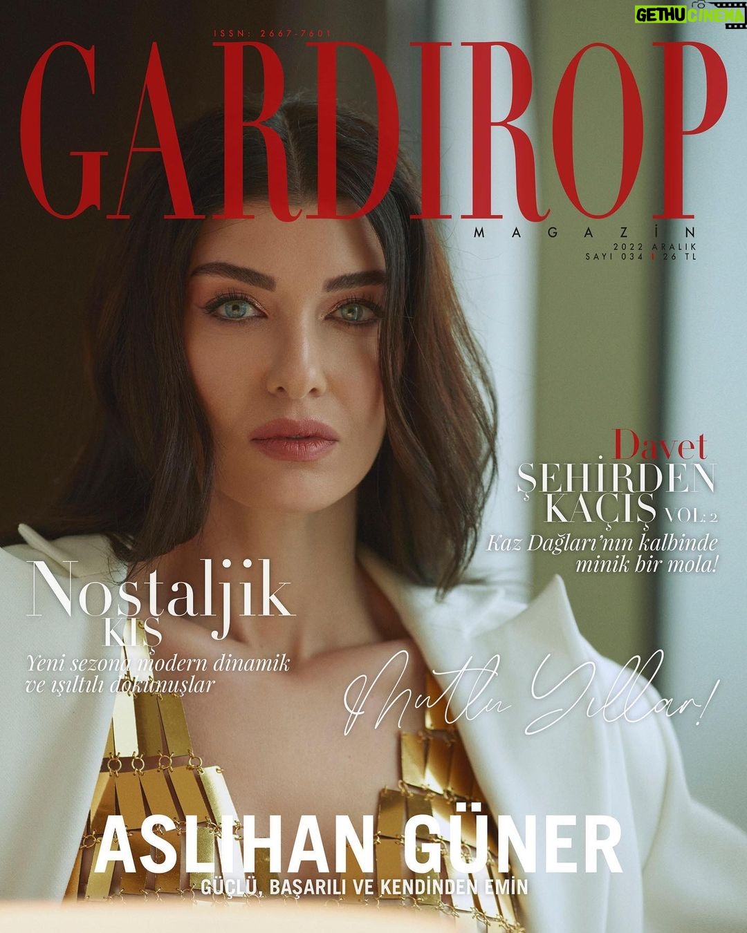Aslıhan Güner Instagram - Aslıhan Güner: Güçlü, Güzel ve Cool ✨ “Değişip dönüşebildiğim her rol beni özgürleştiriyor ve nefes almamı sağlıyor. Oyunculuğun kendisi benim tutkum, mutluluğum en güçlü yönüm…” diyen Aslıhan, sorularımızı tüm samimiyetiyle yanıtlayarak iç dünyasına yolculuk etmemizi sağladı. Aklına ve hayata olan bakış açısına hayran kalmamak mümkün değil. Başarılı oyuncu Aslıhan Güner ile çok keyifli bir kapak çekimi gerçekleştirdik. 🦋🌸 @aslihanguner @gardiropmagazin #gardiropcover #gardiropmagazin Yeni sayımız tüm dijital platformlarda ✨ #aslihanguner Yayınlar Direktörü: @gulay_ozdemir Fotoğraflar: @serhathayri Video: @unalavcii Moda ve Güzellik Direktörü: @caglakucukdereli Styling: @dorukkakiz Saç: @batuhangelisli Makyaj: @dilannnsen Kurumsal İletişim: @mine.gunduz Dijital İletişim: @yoncayalki Styling Asistan: @beyz.kd Prodüksiyon: @nutekstudio Mekan: @eliteworldgrandkucukyali Teşekkürler @abdullahbulutmanagement @basakgunesberk