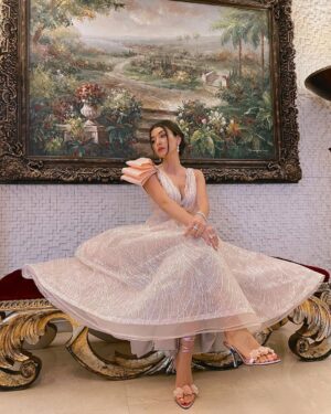 Aslıhan Güner Instagram - Birazda dün gece.. 💫
İzmir Galamız.. 🌸
________________
Styling @itsardagurdal ✨
Dress @tuvana_buyukcinar ✨ @a46tuvanam ✨
Jewelry @limonettejewelry ✨
Shoes @manc ✨
Hair @mertdayiogluofficial @dincertasdemirr 
Make up @mertdayiogluofficial ✨