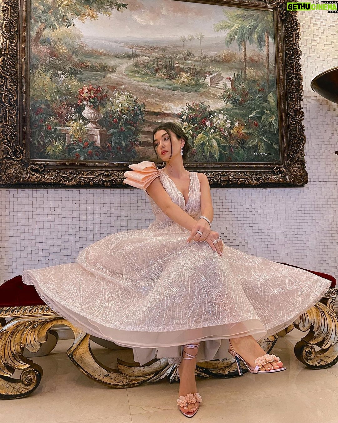 Aslıhan Güner - 336.2K Likes - Birazda dün gece.. 💫
İzmir Galamız.. 🌸
________________
Styling @itsardagurdal ✨
Dress @tuvana_buyukcinar ✨ @a46tuvanam ✨
Jewelry @limonettejewelry ✨
Shoes @manc ✨
Hair @mertdayiogluofficial @dincertasdemirr
Make up @mertdayiogluofficial ✨