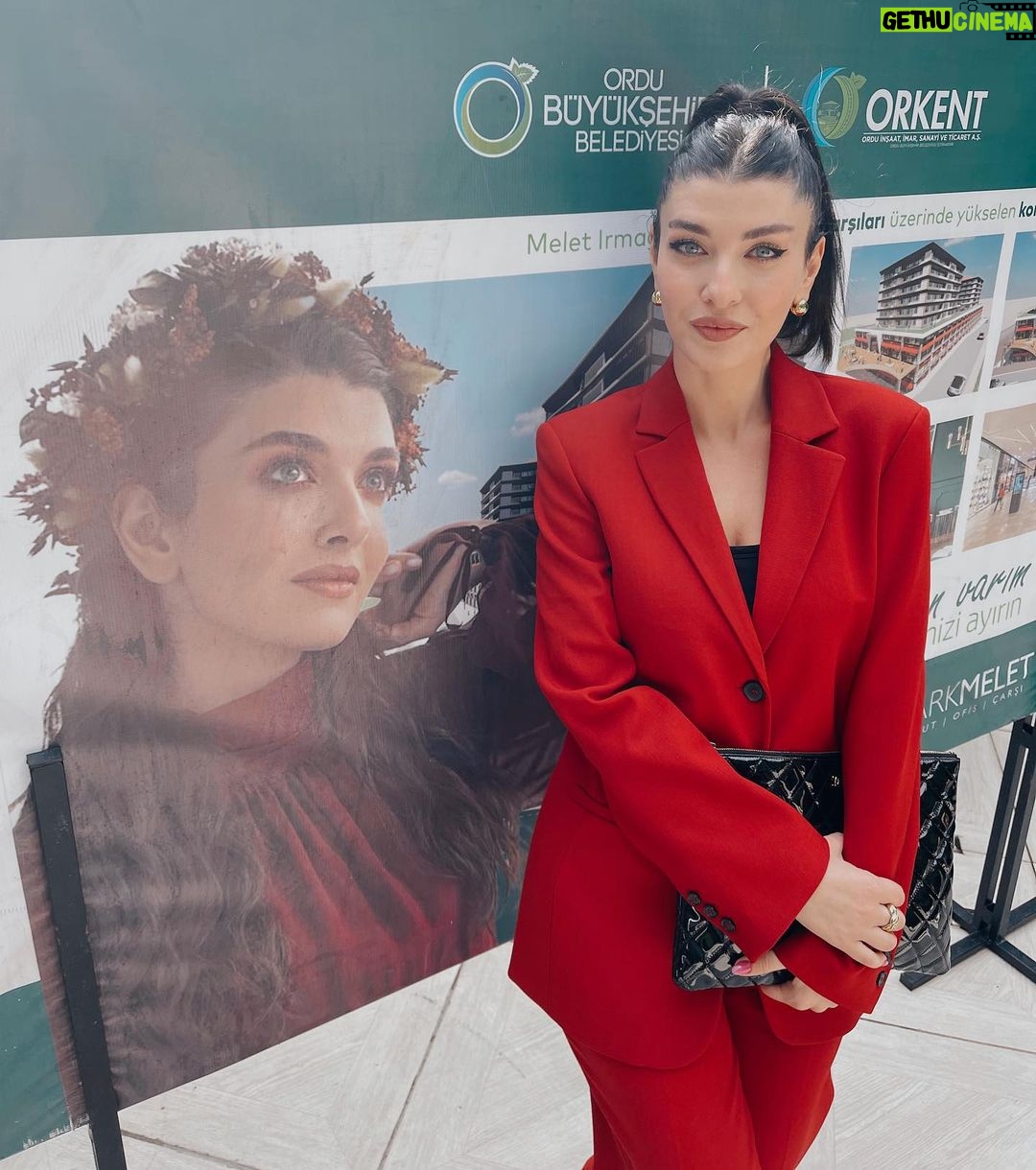 Aslıhan Güner Instagram - Benim için heyecanlı ve çok güzel bir işbirlikteliğini duyurmak istiyorum..🍀♥️ 2 yıl boyunca her yerde Ordu benim ikinci evim oldu derken,ne kadar kalpten söylediysem bu durum artık resmileşmiş oldu..🏡 Artık Ordu’da bir yuvam olduğunu mutlulukla duyurmak isterim..🥰 Ordu Büyükşehir Belediyesi iştirak şirketi olan Orkent’in hayata geçireceği “Parkmelet” projesi’nin yüzü olmamım mutluluğunu yaşıyorum.. İstanbul lansmanımızda bugün çok değerli davetlilerimizle birlikteydik.. Herkese çok teşekkürlerimle.. Hayırla ve uğurla olsun yolumuz inşallah..🙏🏻👏🏻🧿 @ordubbld @mhilmiguler @mimar_nihat_sen @parkmelet Büyük Kulüp