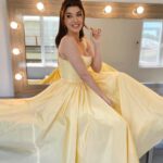 Aslıhan Güner Instagram – Ne güzel bir gündü 💛💫
Sizler için çok güzel şarkılar söyledim,bakalım beğenicek misiniz? Çok heyecanlı!
Yakında @laternaa ‘da 🎶
Veee beni prenses hissettiren;
Elbise @maison.ju 💫
Makyaj @serhatsenn 💫
Saç @batuhangelisli 💫