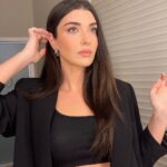 Aslıhan Güner Instagram - Bu hafta nasıl mıydı? 💥🌪️🎬 ___________________ Styling @itsardagurdal ✨ Make up @serhatsenn ✨ Hair @cengizakdumann & @batuhangelisli ✨ Suits&dress @gigiiscom ✨ Accesories @incifer.tr ✨