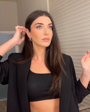 Aslıhan Güner Instagram - Bu hafta nasıl mıydı? 💥🌪️🎬
___________________
Styling @itsardagurdal ✨
Make up @serhatsenn ✨
Hair @cengizakdumann & @batuhangelisli ✨
Suits&dress @gigiiscom ✨ 
Accesories @incifer.tr ✨
