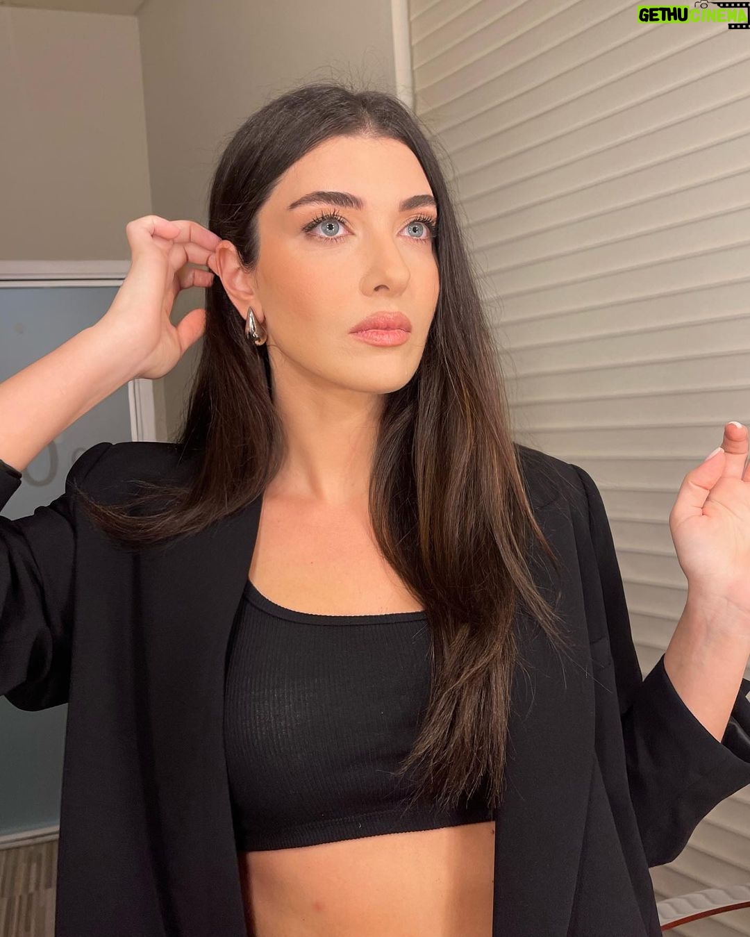 Aslıhan Güner - 293.1K Likes - Bu hafta nasıl mıydı? 💥🌪️🎬
___________________
Styling @itsardagurdal ✨
Make up @serhatsenn ✨
Hair @cengizakdumann & @batuhangelisli ✨
Suits&dress @gigiiscom ✨
Accesories @incifer.tr ✨