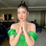 Aslıhan Güner Instagram – Bugün kendimi böyle hissettim..
Sanki masallardaki gibi..🧚🏻‍♂️✨
Sonra içimdeki pırıltıları neden saçlarıma ve gözlerime yansıtmayayım dedim ?!👀
İki türlü de elbette kendimi sevdiğim için makyajlı-makyajsız bir video çekelim istedim.. ✨
İçimdeki Aslıhan’lardan hayalperest olan mutlu mu?
Hem de nasıl..🤍
_______________
✨🧚🏻‍♂️
Makyaj @serhatsenn 
Saç @batuhangelisli 
Elbise @gigiiscom 
Mekan @rafflesistanbul 
Ve @katicoban Raffles Istanbul
