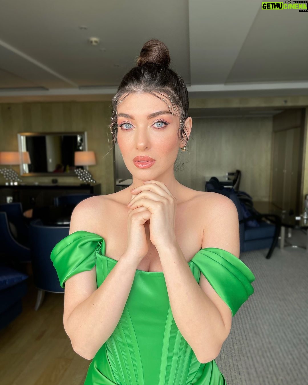 Aslıhan Güner Instagram - Bugün kendimi böyle hissettim.. Sanki masallardaki gibi..🧚🏻♂️✨ Sonra içimdeki pırıltıları neden saçlarıma ve gözlerime yansıtmayayım dedim ?!👀 İki türlü de elbette kendimi sevdiğim için makyajlı-makyajsız bir video çekelim istedim.. ✨ İçimdeki Aslıhan’lardan hayalperest olan mutlu mu? Hem de nasıl..🤍 _______________ ✨🧚🏻♂️ Makyaj @serhatsenn Saç @batuhangelisli Elbise @gigiiscom Mekan @rafflesistanbul Ve @katicoban Raffles Istanbul