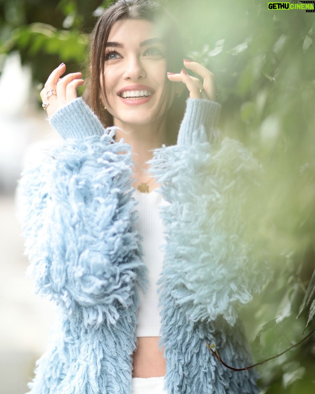 Aslıhan Güner - 309.4K Likes - 💙
Rainy, but sun shining in my heart everyday..✨