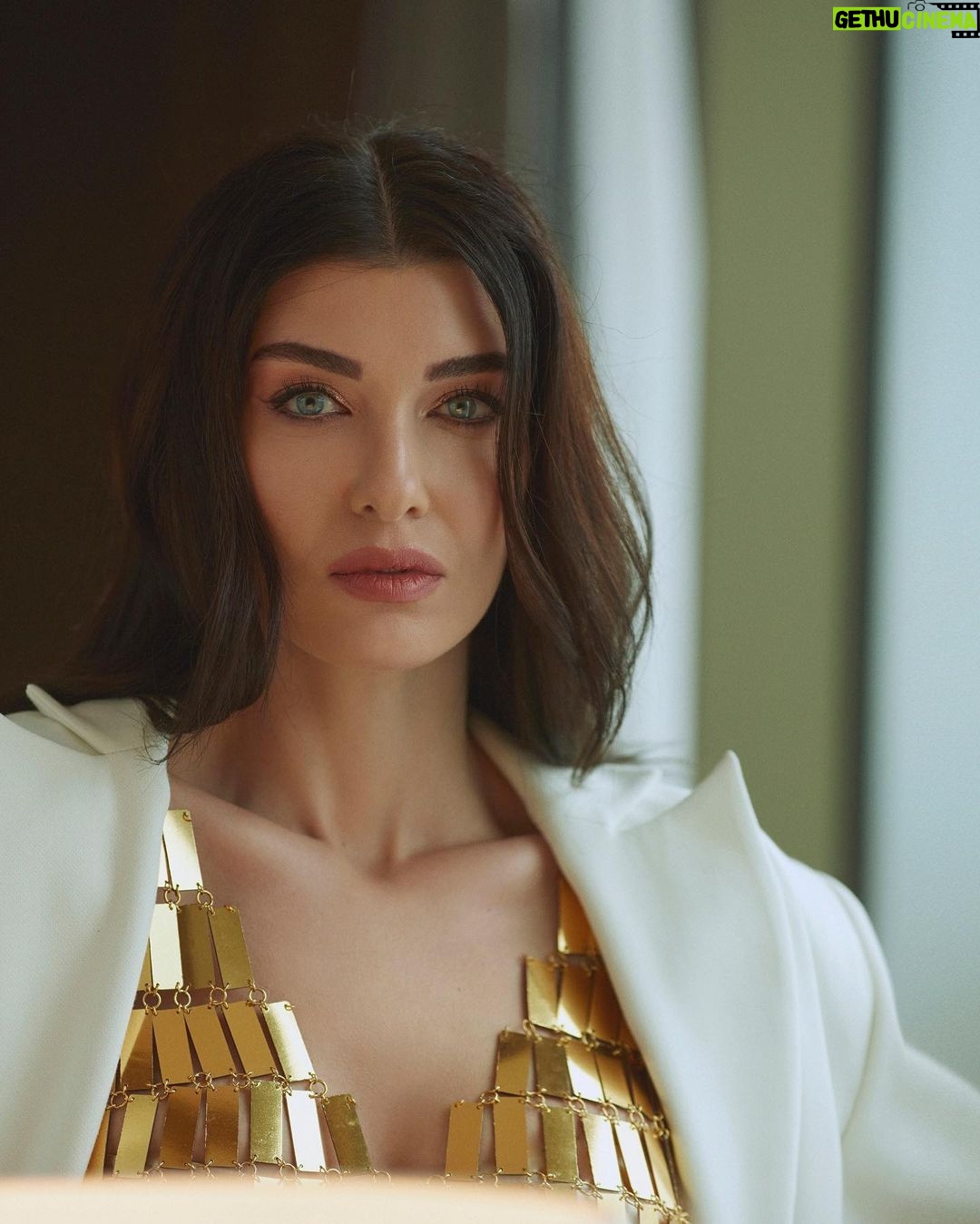 Aslıhan Güner Instagram - Aslıhan Güner: Güçlü, Güzel ve Cool ✨ “Değişip dönüşebildiğim her rol beni özgürleştiriyor ve nefes almamı sağlıyor. Oyunculuğun kendisi benim tutkum, mutluluğum en güçlü yönüm…” diyen Aslıhan, sorularımızı tüm samimiyetiyle yanıtlayarak iç dünyasına yolculuk etmemizi sağladı. Aklına ve hayata olan bakış açısına hayran kalmamak mümkün değil. Başarılı oyuncu Aslıhan Güner ile çok keyifli bir kapak çekimi gerçekleştirdik. 🦋🌸 @aslihanguner @gardiropmagazin #gardiropcover #gardiropmagazin Yeni sayımız tüm dijital platformlarda ✨ #aslihanguner Yayınlar Direktörü: @gulay_ozdemir Fotoğraflar: @serhathayri Video: @unalavcii Moda ve Güzellik Direktörü: @caglakucukdereli Styling: @dorukkakiz Saç: @batuhangelisli Makyaj: @dilannnsen Kurumsal İletişim: @mine.gunduz Dijital İletişim: @yoncayalki Styling Asistan: @beyz.kd Prodüksiyon: @nutekstudio Mekan: @eliteworldgrandkucukyali Teşekkürler @abdullahbulutmanagement @basakgunesberk