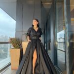 Aslıhan Güner Instagram – 🖤🎶
Ve hep iyiye,hep güzele..💫
__________________
Styling @dorukkakiz 
Elbise @tarikedizofficial 
Takılar @goodthingsatelier 
Saç @batuhangelisli 
Makyaj @rufiyekalmazzz 
Ve @katicoban & @basakgunesberk 
♥️