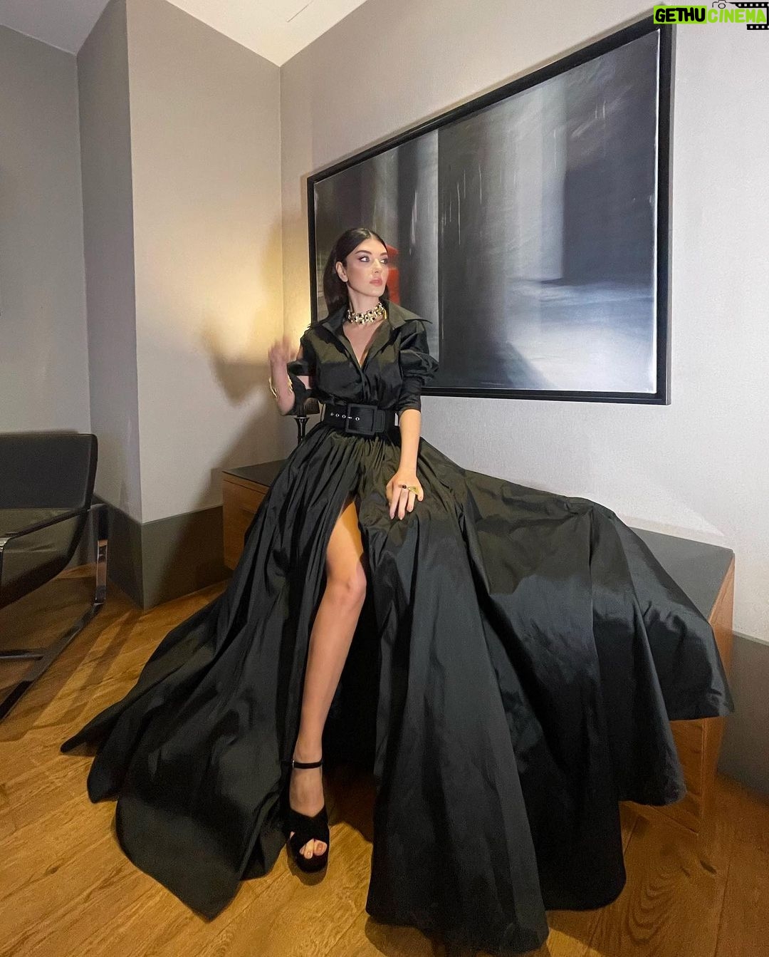 Aslıhan Güner Instagram - 🖤🎶 Ve hep iyiye,hep güzele..💫 __________________ Styling @dorukkakiz Elbise @tarikedizofficial Takılar @goodthingsatelier Saç @batuhangelisli Makyaj @rufiyekalmazzz Ve @katicoban & @basakgunesberk ♥️