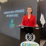 Aslıhan Güner Instagram – Benim için heyecanlı ve çok güzel bir işbirlikteliğini duyurmak istiyorum..🍀♥️
2 yıl boyunca her yerde Ordu benim ikinci evim oldu derken,ne kadar kalpten söylediysem bu durum artık resmileşmiş oldu..🏡
Artık Ordu’da bir yuvam olduğunu mutlulukla duyurmak isterim..🥰
Ordu Büyükşehir Belediyesi iştirak şirketi olan Orkent’in hayata geçireceği “Parkmelet” projesi’nin yüzü olmamım mutluluğunu yaşıyorum..
İstanbul lansmanımızda bugün çok değerli davetlilerimizle birlikteydik..
Herkese çok teşekkürlerimle..
Hayırla ve uğurla olsun yolumuz inşallah..🙏🏻👏🏻🧿
@ordubbld @mhilmiguler @mimar_nihat_sen  @parkmelet Büyük Kulüp