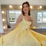 Aslıhan Güner Instagram – Ne güzel bir gündü 💛💫
Sizler için çok güzel şarkılar söyledim,bakalım beğenicek misiniz? Çok heyecanlı!
Yakında @laternaa ‘da 🎶
Veee beni prenses hissettiren;
Elbise @maison.ju 💫
Makyaj @serhatsenn 💫
Saç @batuhangelisli 💫