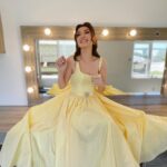 Aslıhan Güner Instagram – Ne güzel bir gündü 💛💫
Sizler için çok güzel şarkılar söyledim,bakalım beğenicek misiniz? Çok heyecanlı!
Yakında @laternaa ‘da 🎶
Veee beni prenses hissettiren;
Elbise @maison.ju 💫
Makyaj @serhatsenn 💫
Saç @batuhangelisli 💫