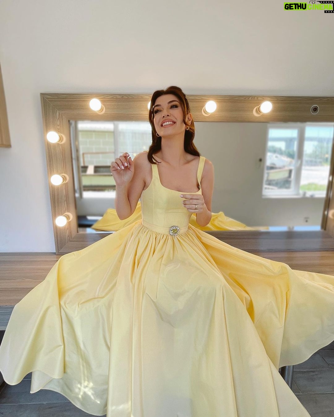 Aslıhan Güner Instagram - Ne güzel bir gündü 💛💫 Sizler için çok güzel şarkılar söyledim,bakalım beğenicek misiniz? Çok heyecanlı! Yakında @laternaa ‘da 🎶 Veee beni prenses hissettiren; Elbise @maison.ju 💫 Makyaj @serhatsenn 💫 Saç @batuhangelisli 💫