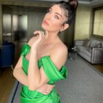 Aslıhan Güner Instagram – Bugün kendimi böyle hissettim..
Sanki masallardaki gibi..🧚🏻‍♂️✨
Sonra içimdeki pırıltıları neden saçlarıma ve gözlerime yansıtmayayım dedim ?!👀
İki türlü de elbette kendimi sevdiğim için makyajlı-makyajsız bir video çekelim istedim.. ✨
İçimdeki Aslıhan’lardan hayalperest olan mutlu mu?
Hem de nasıl..🤍
_______________
✨🧚🏻‍♂️
Makyaj @serhatsenn 
Saç @batuhangelisli 
Elbise @gigiiscom 
Mekan @rafflesistanbul 
Ve @katicoban Raffles Istanbul