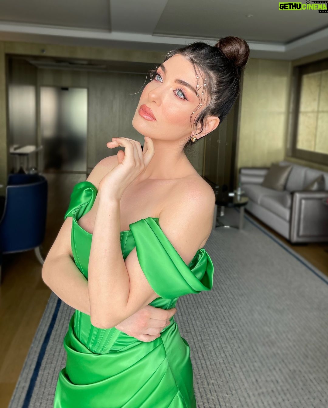 Aslıhan Güner Instagram - Bugün kendimi böyle hissettim.. Sanki masallardaki gibi..🧚🏻♂️✨ Sonra içimdeki pırıltıları neden saçlarıma ve gözlerime yansıtmayayım dedim ?!👀 İki türlü de elbette kendimi sevdiğim için makyajlı-makyajsız bir video çekelim istedim.. ✨ İçimdeki Aslıhan’lardan hayalperest olan mutlu mu? Hem de nasıl..🤍 _______________ ✨🧚🏻♂️ Makyaj @serhatsenn Saç @batuhangelisli Elbise @gigiiscom Mekan @rafflesistanbul Ve @katicoban Raffles Istanbul