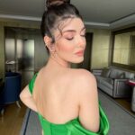 Aslıhan Güner Instagram – Bugün kendimi böyle hissettim..
Sanki masallardaki gibi..🧚🏻‍♂️✨
Sonra içimdeki pırıltıları neden saçlarıma ve gözlerime yansıtmayayım dedim ?!👀
İki türlü de elbette kendimi sevdiğim için makyajlı-makyajsız bir video çekelim istedim.. ✨
İçimdeki Aslıhan’lardan hayalperest olan mutlu mu?
Hem de nasıl..🤍
_______________
✨🧚🏻‍♂️
Makyaj @serhatsenn 
Saç @batuhangelisli 
Elbise @gigiiscom 
Mekan @rafflesistanbul 
Ve @katicoban Raffles Istanbul