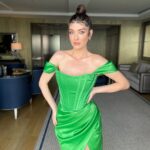 Aslıhan Güner Instagram – Bugün kendimi böyle hissettim..
Sanki masallardaki gibi..🧚🏻‍♂️✨
Sonra içimdeki pırıltıları neden saçlarıma ve gözlerime yansıtmayayım dedim ?!👀
İki türlü de elbette kendimi sevdiğim için makyajlı-makyajsız bir video çekelim istedim.. ✨
İçimdeki Aslıhan’lardan hayalperest olan mutlu mu?
Hem de nasıl..🤍
_______________
✨🧚🏻‍♂️
Makyaj @serhatsenn 
Saç @batuhangelisli 
Elbise @gigiiscom 
Mekan @rafflesistanbul 
Ve @katicoban Raffles Istanbul