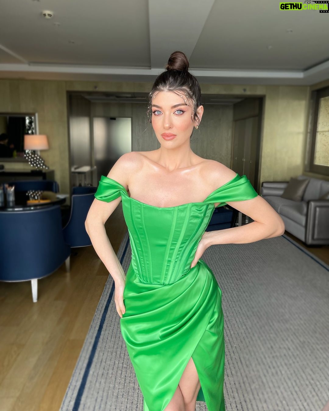 Aslıhan Güner Instagram - Bugün kendimi böyle hissettim.. Sanki masallardaki gibi..🧚🏻♂️✨ Sonra içimdeki pırıltıları neden saçlarıma ve gözlerime yansıtmayayım dedim ?!👀 İki türlü de elbette kendimi sevdiğim için makyajlı-makyajsız bir video çekelim istedim.. ✨ İçimdeki Aslıhan’lardan hayalperest olan mutlu mu? Hem de nasıl..🤍 _______________ ✨🧚🏻♂️ Makyaj @serhatsenn Saç @batuhangelisli Elbise @gigiiscom Mekan @rafflesistanbul Ve @katicoban Raffles Istanbul