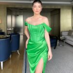 Aslıhan Güner Instagram – Bugün kendimi böyle hissettim..
Sanki masallardaki gibi..🧚🏻‍♂️✨
Sonra içimdeki pırıltıları neden saçlarıma ve gözlerime yansıtmayayım dedim ?!👀
İki türlü de elbette kendimi sevdiğim için makyajlı-makyajsız bir video çekelim istedim.. ✨
İçimdeki Aslıhan’lardan hayalperest olan mutlu mu?
Hem de nasıl..🤍
_______________
✨🧚🏻‍♂️
Makyaj @serhatsenn 
Saç @batuhangelisli 
Elbise @gigiiscom 
Mekan @rafflesistanbul 
Ve @katicoban Raffles Istanbul