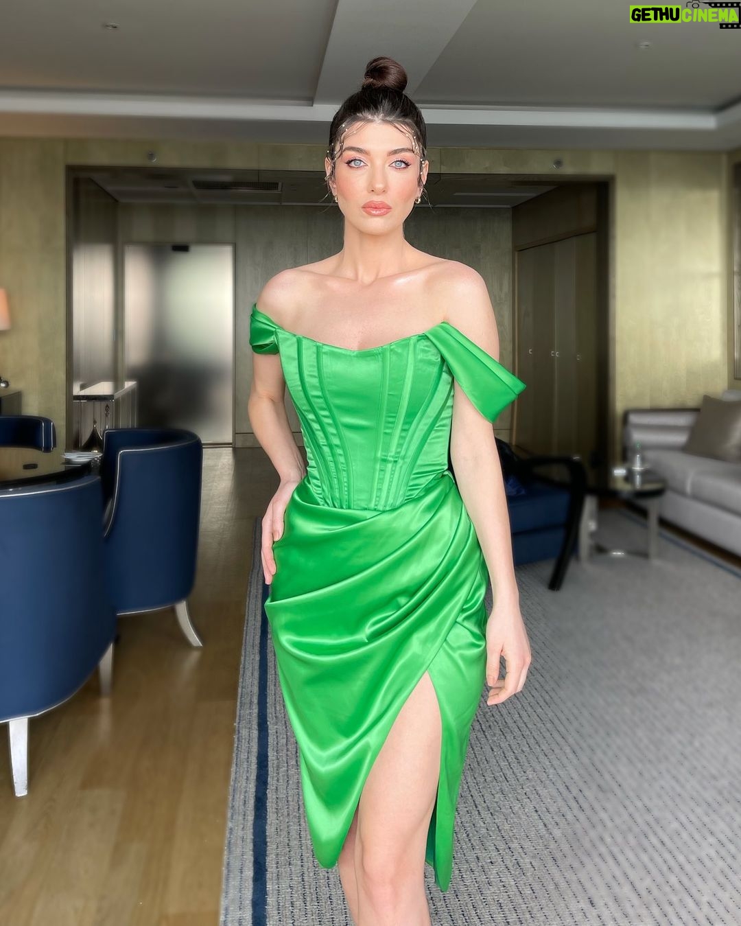 Aslıhan Güner Instagram - Bugün kendimi böyle hissettim.. Sanki masallardaki gibi..🧚🏻♂️✨ Sonra içimdeki pırıltıları neden saçlarıma ve gözlerime yansıtmayayım dedim ?!👀 İki türlü de elbette kendimi sevdiğim için makyajlı-makyajsız bir video çekelim istedim.. ✨ İçimdeki Aslıhan’lardan hayalperest olan mutlu mu? Hem de nasıl..🤍 _______________ ✨🧚🏻♂️ Makyaj @serhatsenn Saç @batuhangelisli Elbise @gigiiscom Mekan @rafflesistanbul Ve @katicoban Raffles Istanbul
