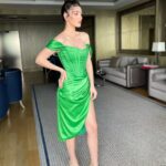 Aslıhan Güner Instagram – Bugün kendimi böyle hissettim..
Sanki masallardaki gibi..🧚🏻‍♂️✨
Sonra içimdeki pırıltıları neden saçlarıma ve gözlerime yansıtmayayım dedim ?!👀
İki türlü de elbette kendimi sevdiğim için makyajlı-makyajsız bir video çekelim istedim.. ✨
İçimdeki Aslıhan’lardan hayalperest olan mutlu mu?
Hem de nasıl..🤍
_______________
✨🧚🏻‍♂️
Makyaj @serhatsenn 
Saç @batuhangelisli 
Elbise @gigiiscom 
Mekan @rafflesistanbul 
Ve @katicoban Raffles Istanbul