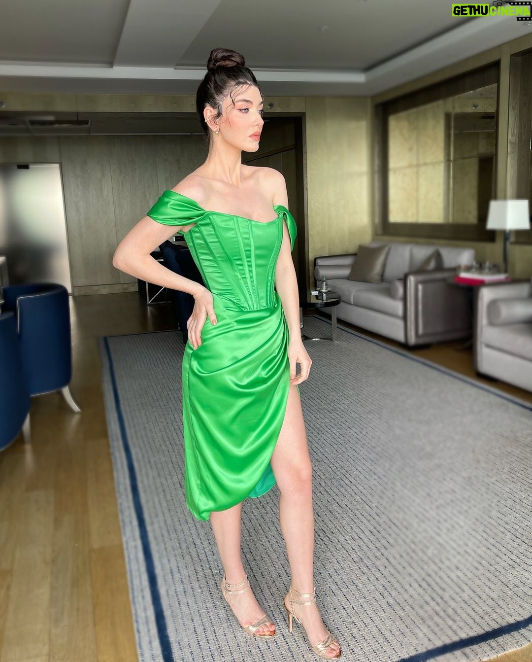 Aslıhan Güner Instagram - Bugün kendimi böyle hissettim.. Sanki masallardaki gibi..🧚🏻♂️✨ Sonra içimdeki pırıltıları neden saçlarıma ve gözlerime yansıtmayayım dedim ?!👀 İki türlü de elbette kendimi sevdiğim için makyajlı-makyajsız bir video çekelim istedim.. ✨ İçimdeki Aslıhan’lardan hayalperest olan mutlu mu? Hem de nasıl..🤍 _______________ ✨🧚🏻♂️ Makyaj @serhatsenn Saç @batuhangelisli Elbise @gigiiscom Mekan @rafflesistanbul Ve @katicoban Raffles Istanbul