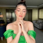 Aslıhan Güner Instagram – Bugün kendimi böyle hissettim..
Sanki masallardaki gibi..🧚🏻‍♂️✨
Sonra içimdeki pırıltıları neden saçlarıma ve gözlerime yansıtmayayım dedim ?!👀
İki türlü de elbette kendimi sevdiğim için makyajlı-makyajsız bir video çekelim istedim.. ✨
İçimdeki Aslıhan’lardan hayalperest olan mutlu mu?
Hem de nasıl..🤍
_______________
✨🧚🏻‍♂️
Makyaj @serhatsenn 
Saç @batuhangelisli 
Elbise @gigiiscom 
Mekan @rafflesistanbul 
Ve @katicoban Raffles Istanbul