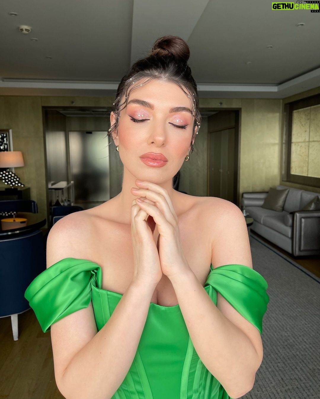 Aslıhan Güner Instagram - Bugün kendimi böyle hissettim.. Sanki masallardaki gibi..🧚🏻♂️✨ Sonra içimdeki pırıltıları neden saçlarıma ve gözlerime yansıtmayayım dedim ?!👀 İki türlü de elbette kendimi sevdiğim için makyajlı-makyajsız bir video çekelim istedim.. ✨ İçimdeki Aslıhan’lardan hayalperest olan mutlu mu? Hem de nasıl..🤍 _______________ ✨🧚🏻♂️ Makyaj @serhatsenn Saç @batuhangelisli Elbise @gigiiscom Mekan @rafflesistanbul Ve @katicoban Raffles Istanbul
